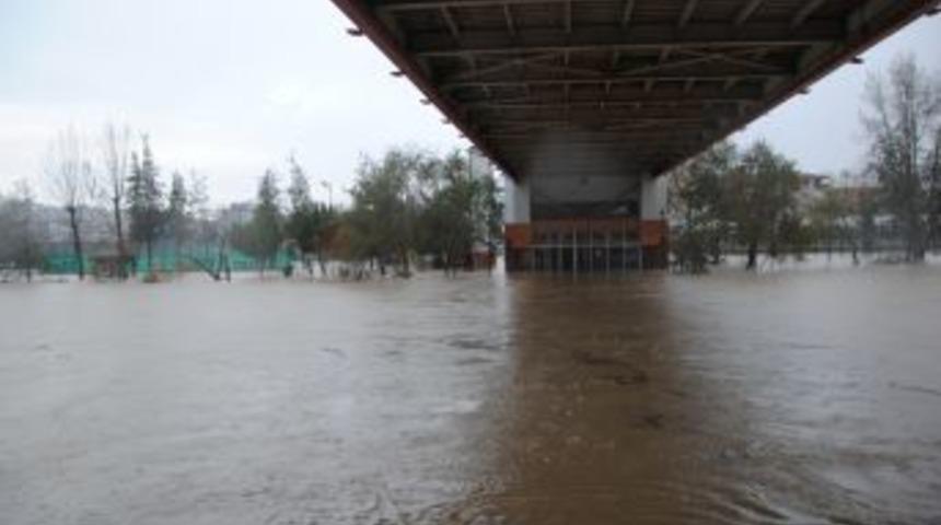Sağanak Yağış Manavgat Irmağı Kenarındaki Işletmeleri Su Altında Bıraktı