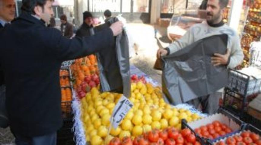 Semt Pazarı Esnafına &Uuml;cretsiz &Ccedil;&ouml;p Poşeti