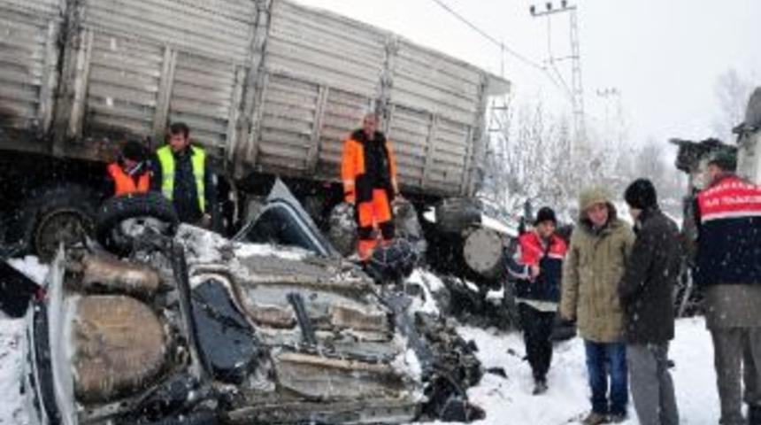 G&uuml;m&uuml;şhane&rsquo;de Trafik Kazası: 2 &Ouml;l&uuml;, 2 Yaralı