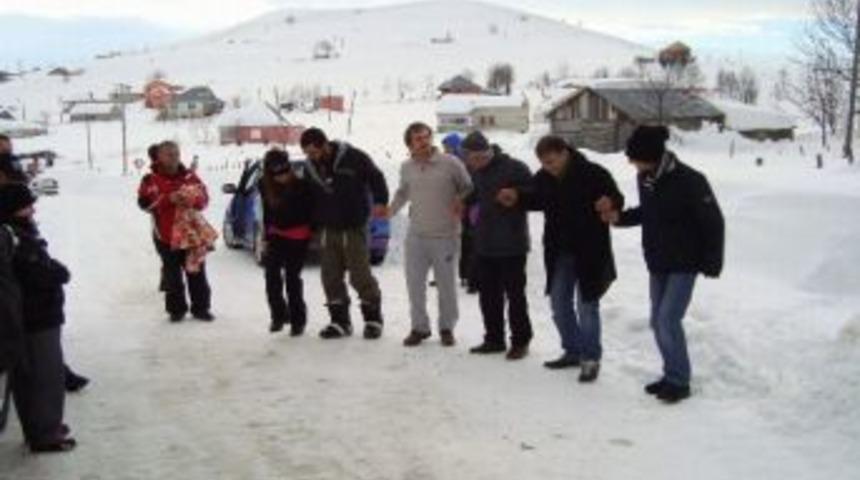 Kayak&ccedil;ılar, Kapanan Yolun A&ccedil;ılışını Halay &Ccedil;ekerek Bekledi