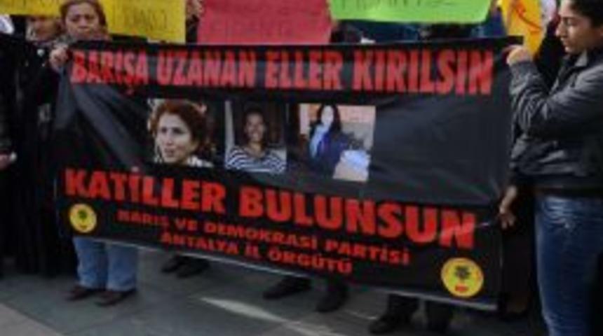 BDP Antalya İl Teşkilatı &Uuml;yeleri, Paris&rsquo;te &Ouml;ld&uuml;r&uuml;lenler I&ccedil;in Y&uuml;r&uuml;d&uuml;