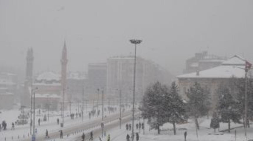 Sivas&rsquo;ta, Kar Ve Tipi Ulaşımı Etkiledi