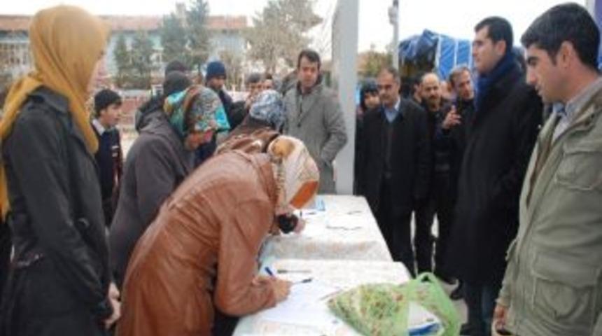 Eğitimciler Kahta&rsquo;da İmza Kampanyası Başlattı