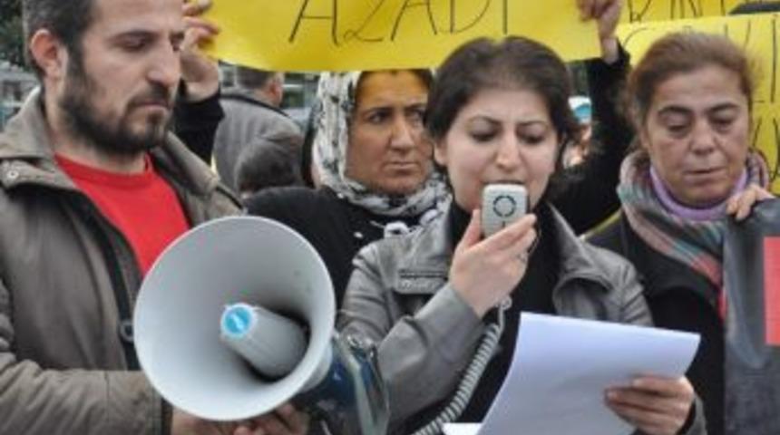 Paris'te &Ouml;ld&uuml;r&uuml;len &Uuml;&ccedil; Kadın İ&ccedil;in Eylem Yaptılar