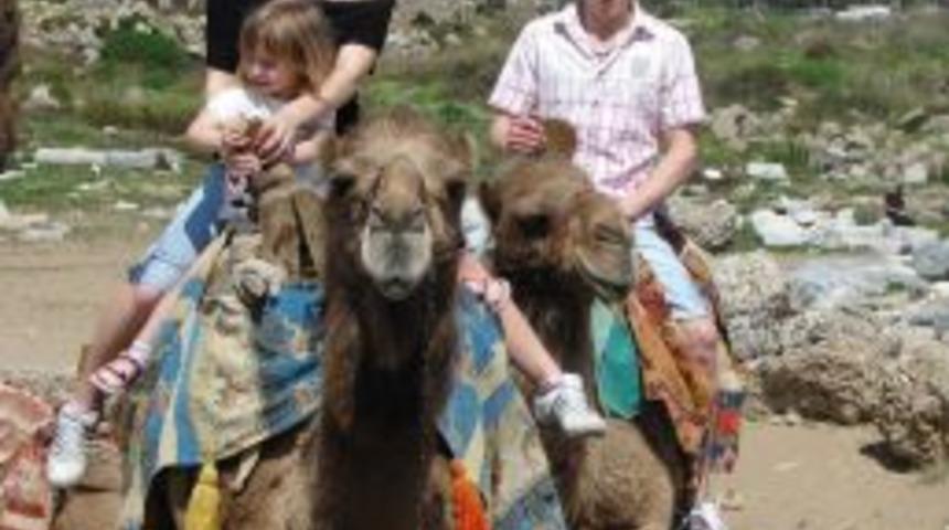 Side'de Ge&ccedil;en Yıl 2 Bin 100 Turist, Deve Turuna &Ccedil;ıktı