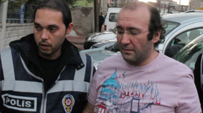 Banyoda annesinin boğazını kesti