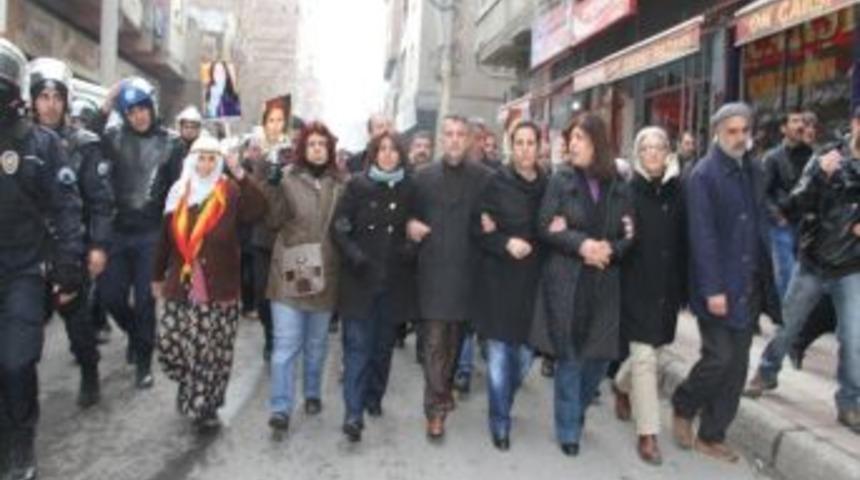 Paris'te &Ouml;ld&uuml;r&uuml;len 3 Pkk'lı Kadın İ&ccedil;in Diyarbakır'da Y&uuml;r&uuml;y&uuml;ş D&uuml;zenlendi