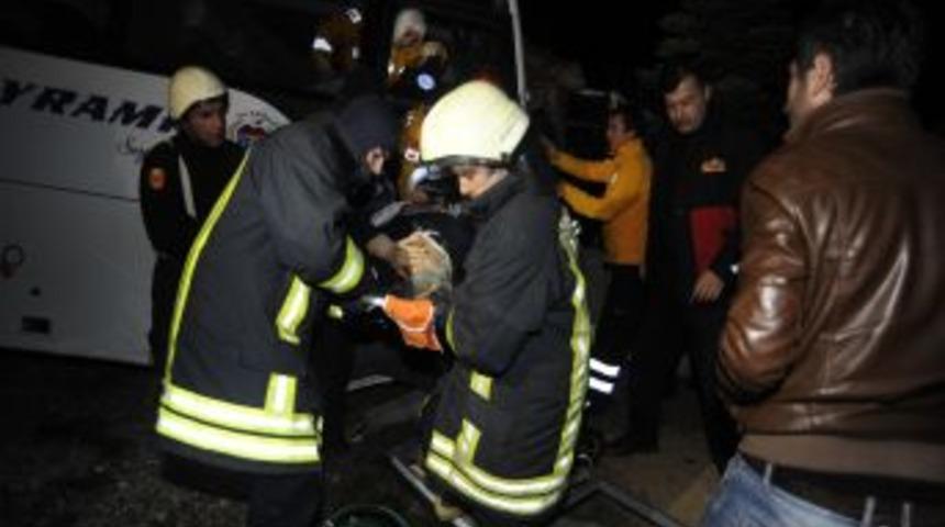 Yolcu Minib&uuml;s&uuml; Kaza Yaptı: 18 Yaralı