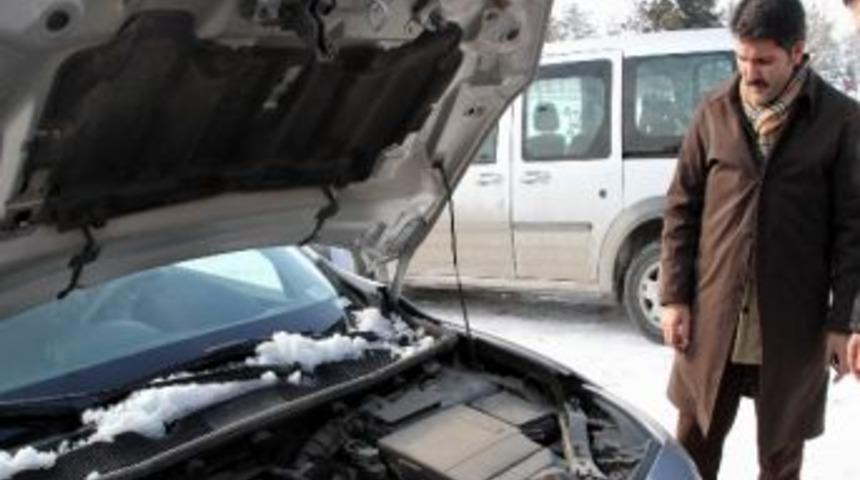 Otomobil Motoruna Giren Kedi Zor Anlar Yaşattı
