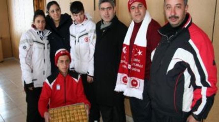 Ak Parti Kars Merkez İl&ccedil;e Başkanı Ve Beraberindekilerden &Ouml;zel Sporculara Nezaket Ziyareti