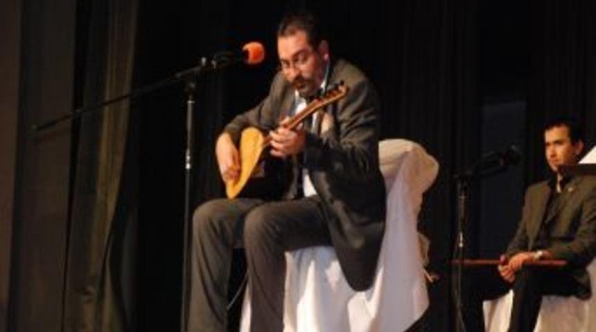 Neşet Ertaş T&uuml;rk&uuml;lerle Anıldı