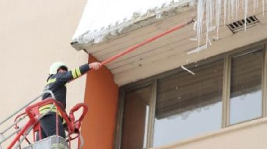 İtfaiyeciler Sarkan Buzları Temizliyor