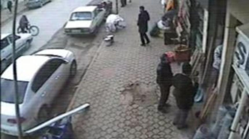 Otomobilin &Ccedil;arptığı Bisikletli Ağır Yaralandı