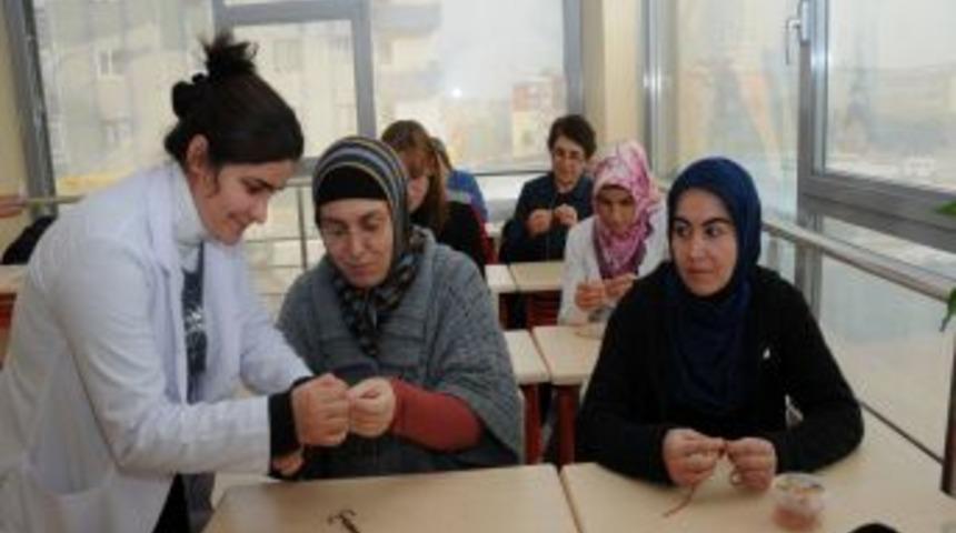 Pursaklar'da Kadınlar Boş Zamanlarında Meslek &Ouml;ğreniyor