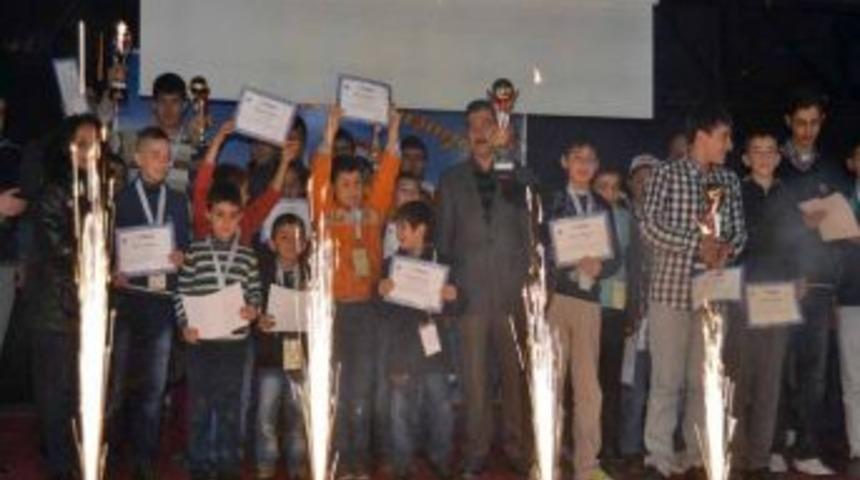 Satran&ccedil; Turnuvasında Dereceye Girenlere &Ouml;d&uuml;lleri Verildi