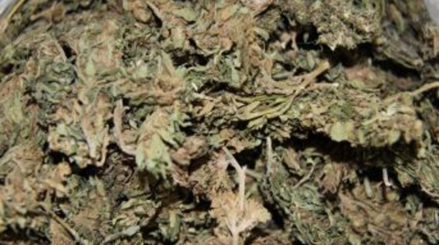 Sokak Satıcısında Esrar Ele Ge&ccedil;irildi