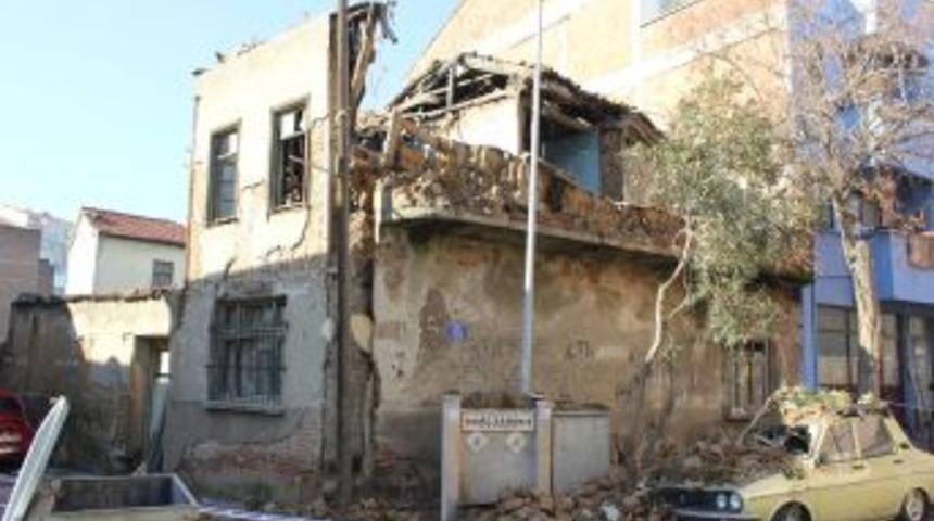 Harabe Ev, Park Halindeki Otomobilin &Uuml;zerine &Ccedil;&ouml;kt&uuml;