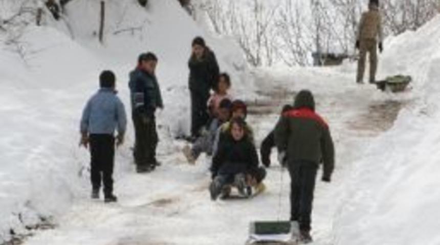 Vanlı &Ccedil;ocukların Kızak Keyfi