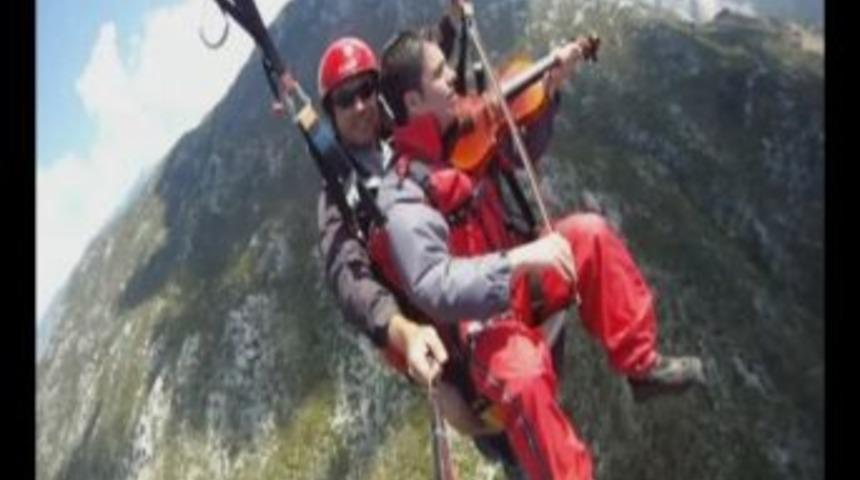 1500 Metrede Eşine Kemanla Seslendi