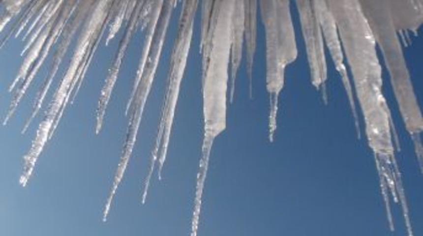 Bitlis'te 3 Metrelik Buz Sarkıtları Oluştu
