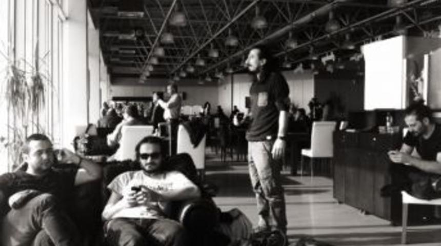 &Uuml;nl&uuml; Rock Grubu Marsis, Havalimanında Mahsur Kaldı