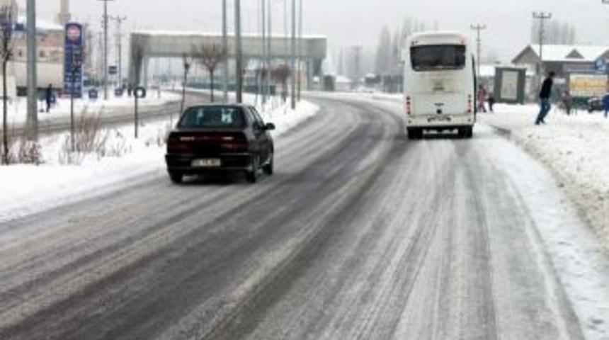 Yıldızeli'nde 15 K&ouml;y Yolu Ulaşıma Kapandı
