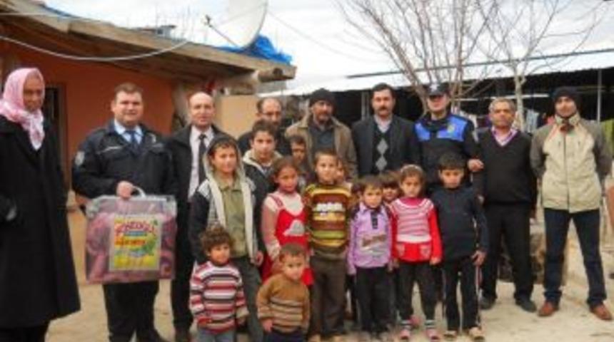 Kumlu Emniyeti'nden Suriyelilere Yardım