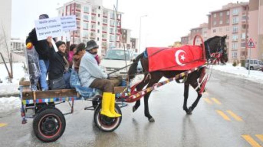 Başkan G&ouml;k&ccedil;ek'ten Atın &Uuml;zerine T&uuml;rk Bayrağı Sarılmasına Tepki