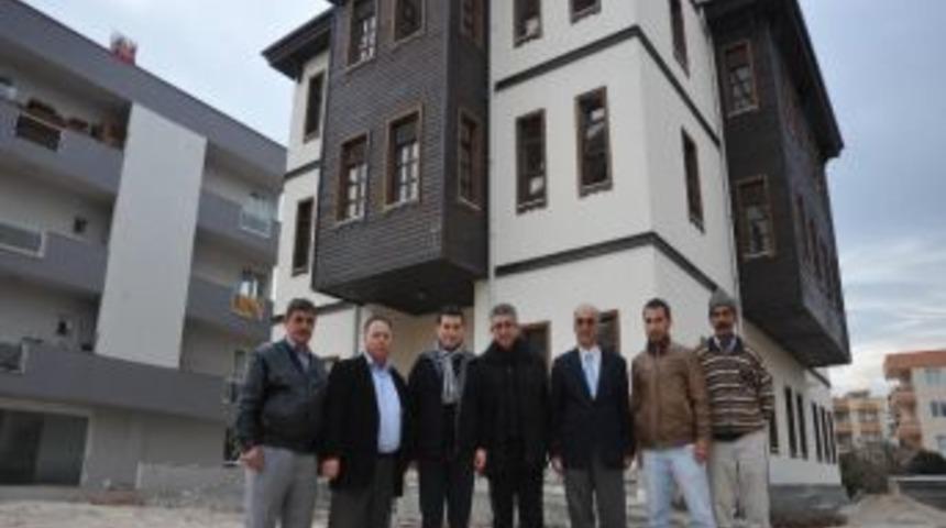 Başkan T&uuml;t&uuml;nc&uuml; Orhan Gazi Semt Konağı&rsquo;nı İnceledi