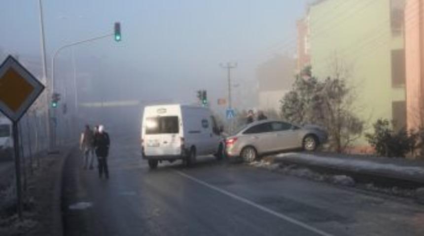 Buzlanan Yollarda Ara&ccedil;lar Birbirine Girdi, 2 Ara&ccedil; Dere Yatağına U&ccedil;tu: 4 Yaralı