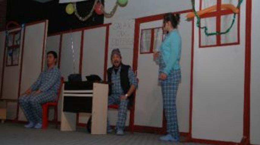 Gen&ccedil; Oyuncular Seyirciyle Buluştu