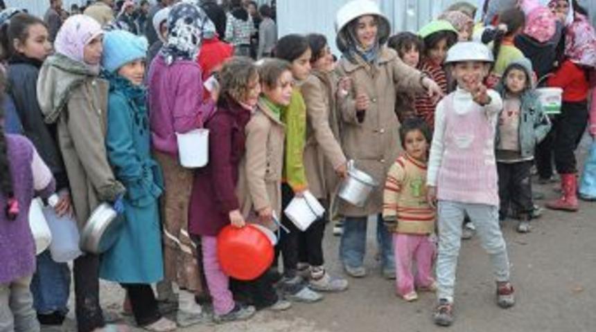 Suriyeliler 'Bir Ekmek, Bir Battaniye' Kampanyası Ile Ayakta Duruyor