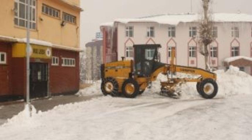 Muş Belediyesi Okul Bah&ccedil;elerini De Kardan Temizliyor