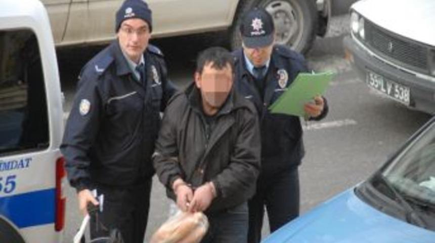 Trafik Levhasını &Ccedil;alıp Ka&ccedil;arken Yakalandı