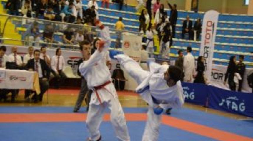 Karateciler &Uuml;&ccedil; Madalya İle D&ouml;nd&uuml;