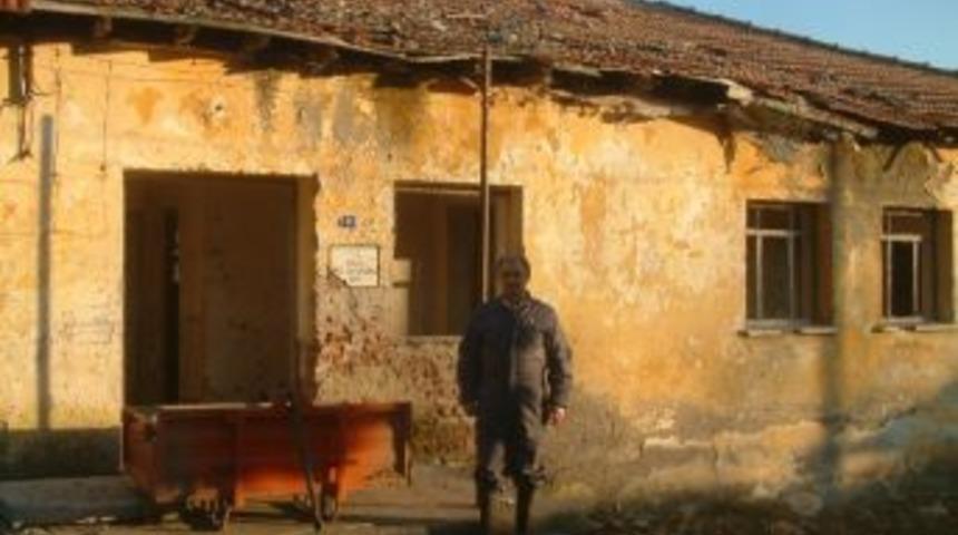 Burhaniye&rsquo;de Kullanılmayan K&ouml;y Okulları Yıkılıyor