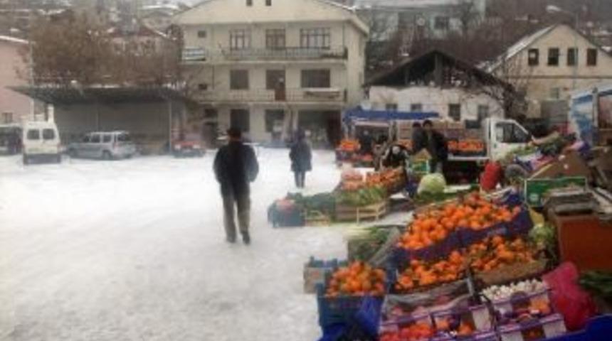 Koyulhisar&rsquo;da Soğuk Hava Esnafı Olumsuz Etkiledi