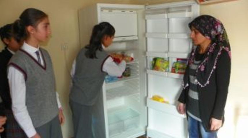 Eşinin Terk Ettiği Iki &Ccedil;ocuklu Kadına İlkokul &Ouml;ğrencileri Sahip &Ccedil;ıktı