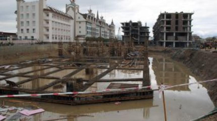 Su Basan Otellerde Su Tahliyesi S&uuml;r&uuml;yor