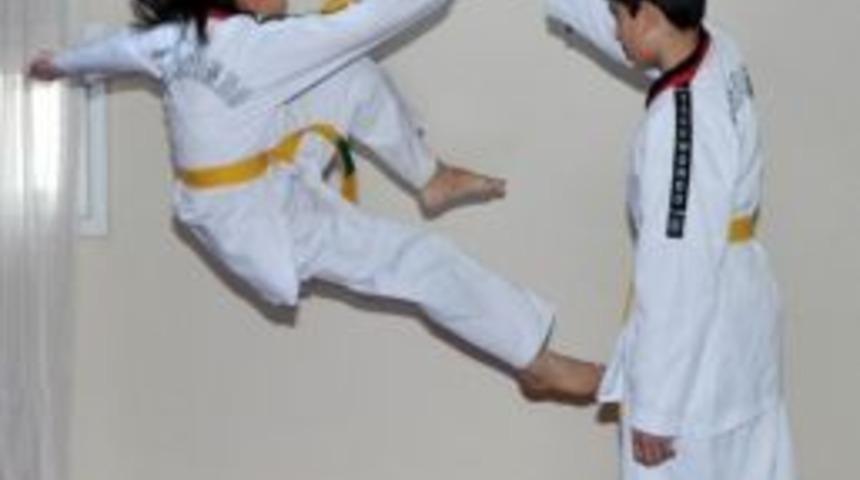 K&uuml;lt&uuml;r Evleri&rsquo;nde Tekvando Sınavı