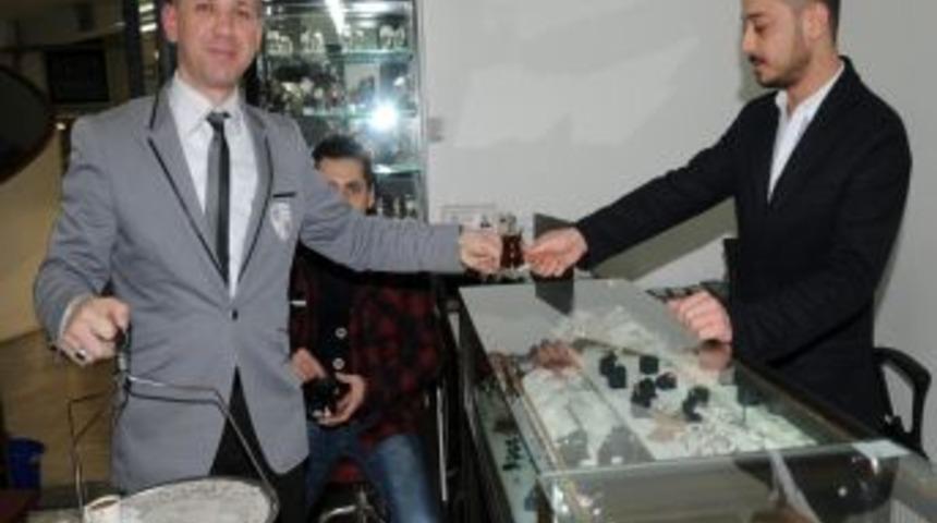 Kuyumcuydu, &Ccedil;alıştığı Iş Hanında Takım Elbiseli &Ccedil;aycı Oldu