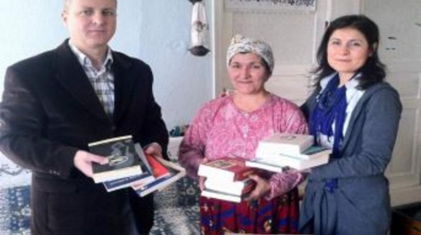 Erdek Kaymakamı, Yarışmada 30 Bin Lira Kazanan Yaşlı Kadına Kitap Hediye Etti