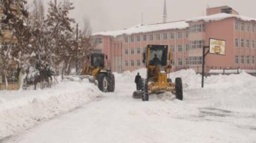 Belediye, Okul Bah&ccedil;elerini Kardan Temizledi