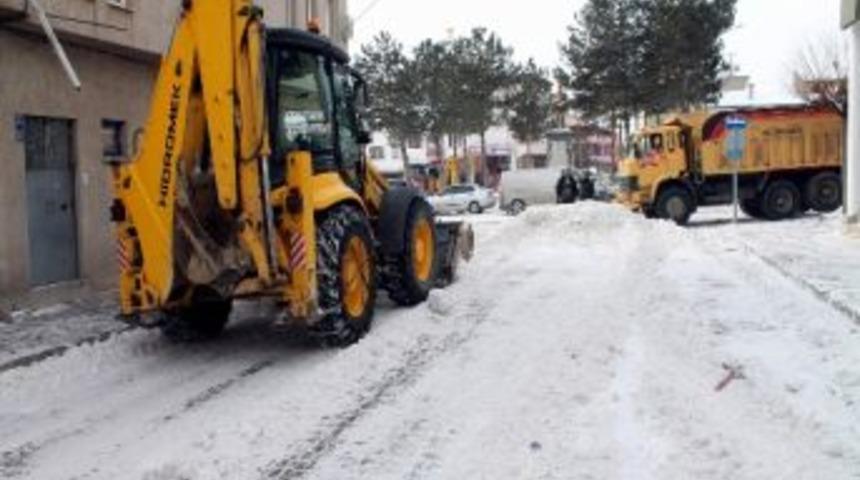 Yeni&ccedil;ubuk Belediyesi Karla M&uuml;cadele &Ccedil;alışmaları Devam Ediyor