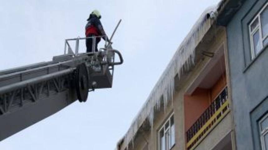 Bing&ouml;l'de Buz Sarkıkları, Itfaiye Ekiplerince Kırıldı