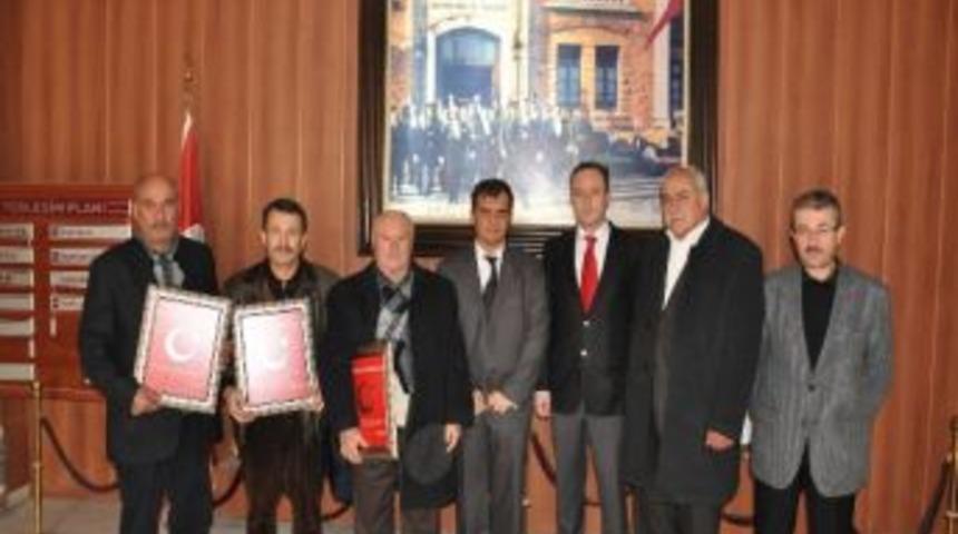 Kaymakamdan, Dernek &Uuml;yelerine Teşekk&uuml;r Plaketi