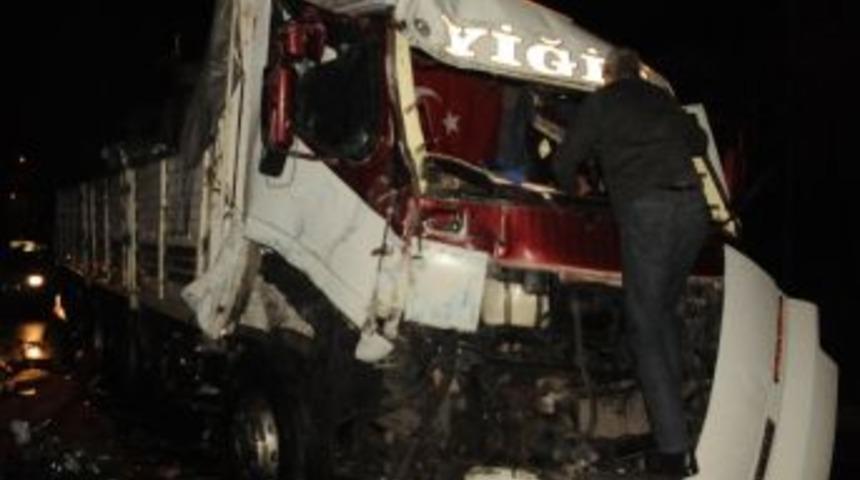 Uyuyan Kamyon Şof&ouml;r&uuml; Tıra &Ccedil;arptı