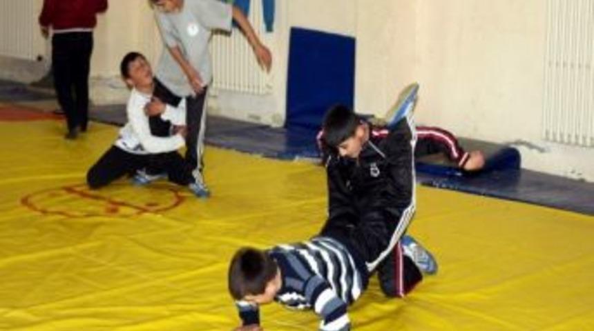 Kaymakam Erdoğan Şampiyonları Ziyaret Etti