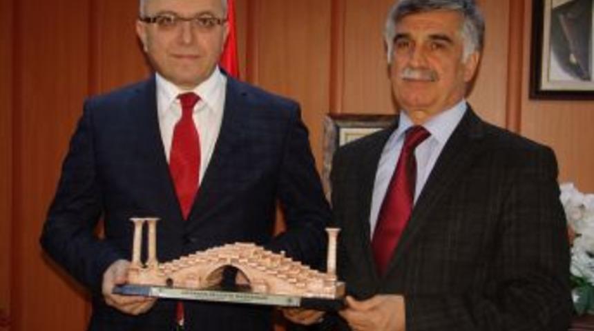 B&uuml;y&uuml;kaslan: Eğitimde G&ouml;r&uuml;lmemiş Yatırımlara Şahit Oluyoruz