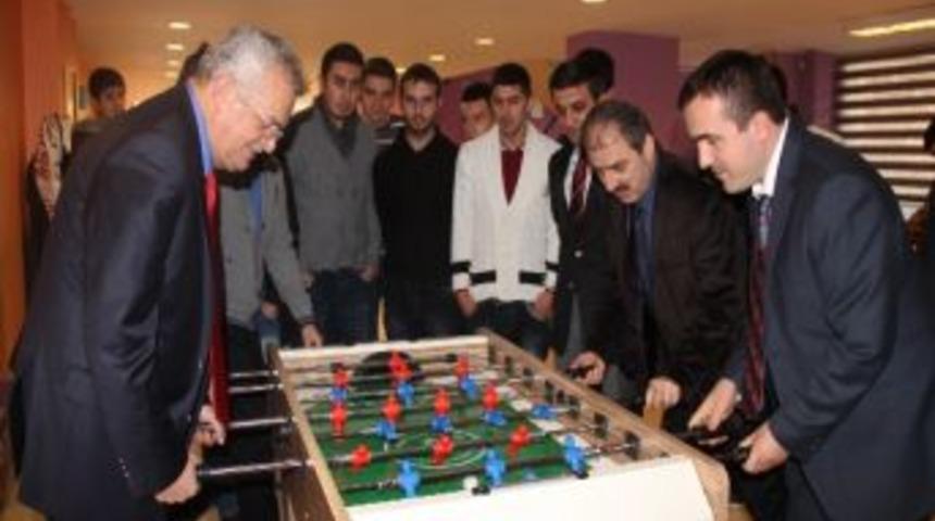 Vali &Ouml;zcan&rsquo;dan Gen&ccedil;lik Merkezi Ve Kariyer Merkezi&rsquo;ne Ziyaret